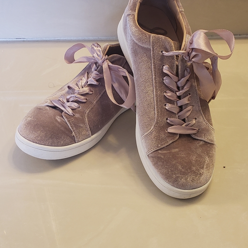 Sam Edelman Pink Sneakers with Classic Design